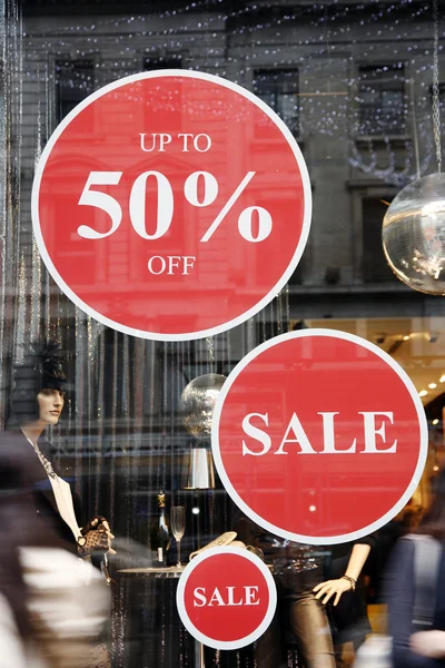 Försäljning skyltar i skyltfönstret — Stockfoto