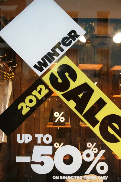 Försäljning skyltar i skyltfönstret — Stockfoto