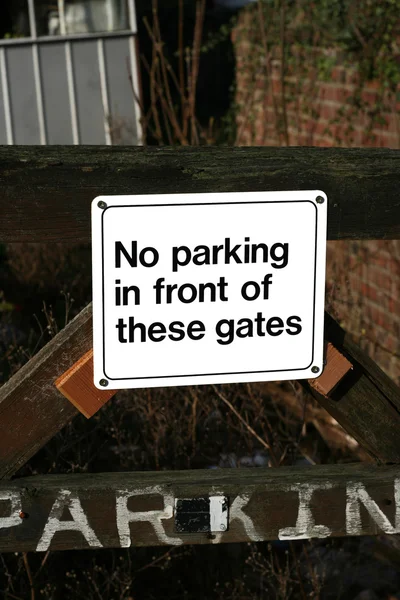 Ukazatelem žádné parkovací — Stock fotografie