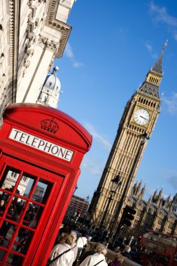 Big ben ve kırmızı telefon kulübesi