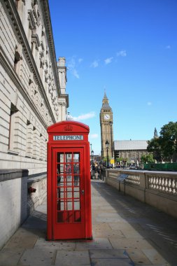 Big ben ve kırmızı telefon kulübesi