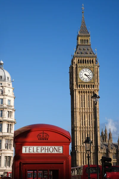 Биг-Бен и красная телефонная будка — стоковое фото