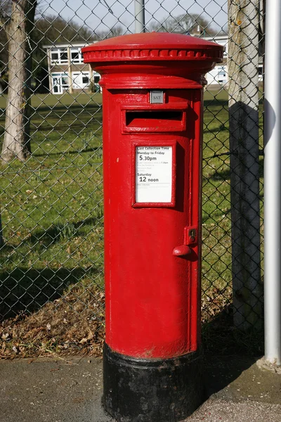 Tradycyjny brytyjski czerwony Skrzynka pocztowa — Zdjęcie stockowe
