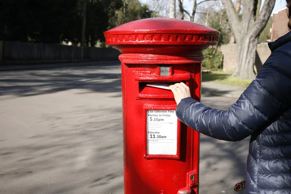 Traditionella brittiska röda postbox — Stockfoto
