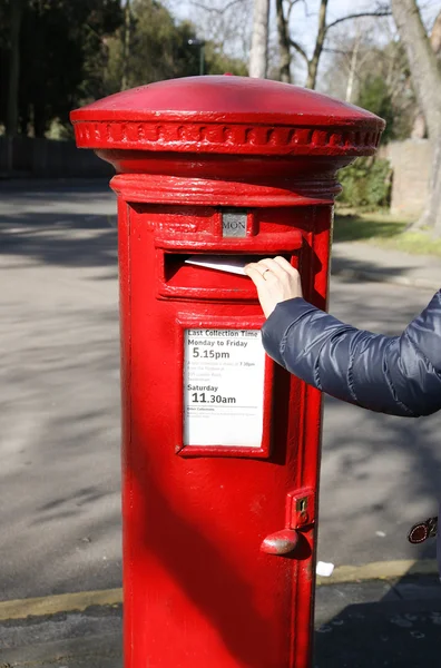 Caixa de correio vermelho britânico tradicional — Fotografia de Stock
