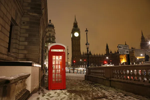 London telefonkiosk och big ben — Stockfoto