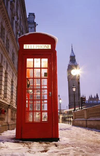 Budka telefoniczna w Londynie i big ben — Zdjęcie stockowe