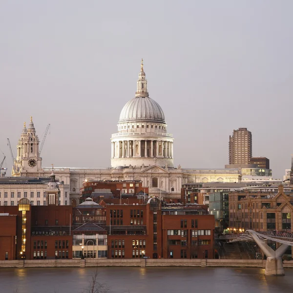 St Pauls kathedraal over thames rivier — Stockfoto
