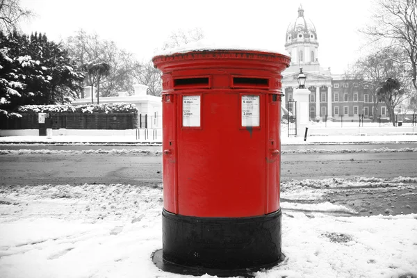 Снег покрыл традиционный британский почтовый ящик — стоковое фото