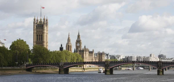 Лондонский горизонт, Вестминстерский дворец, Биг-Бен и Башня Виктории — стоковое фото