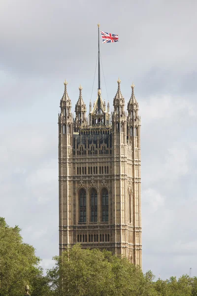 Victoria tower gezien vanaf de south bank — Stockfoto