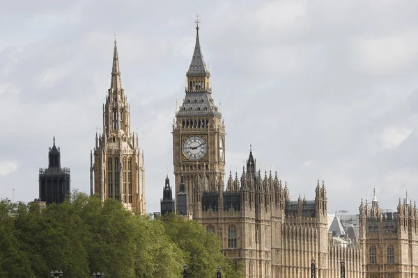 Skyline de Londres, Palacio de Westminster, Big Ben y Torre Central — Foto de Stock