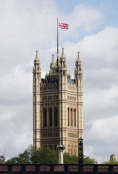 Victoria tower gezien vanaf de south bank — Stockfoto