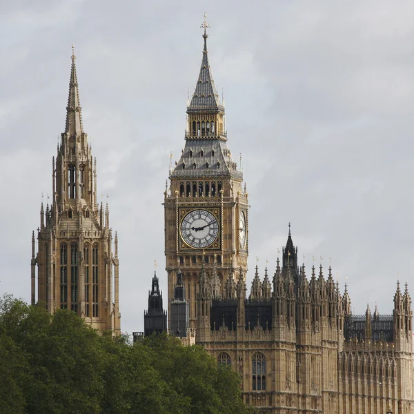 伦敦天际线、 威斯敏斯特宫、 大本钟和中央塔 — 图库照片