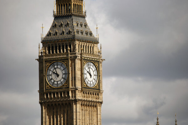 Big Ben, seen from South Bank, on a overcast sky