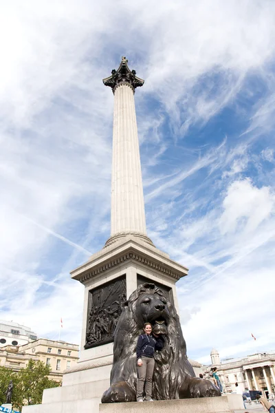 Touriste avec la colonne de Nelson — Photo
