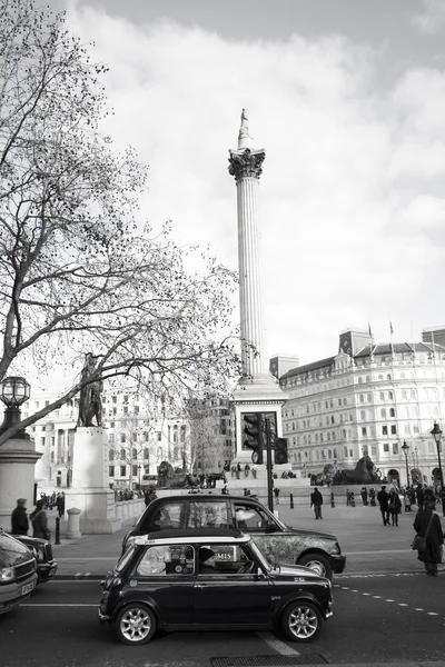 Old Mini in Trafalgar Square — Stock Photo, Image