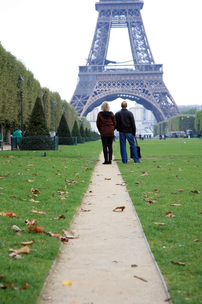 Par turist tittar på Eiffeltornet i avstånd. — Stockfoto