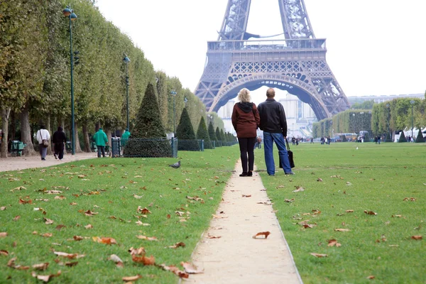 Casal turista assistindo a Torre Eiffel à distância . — Fotografia de Stock