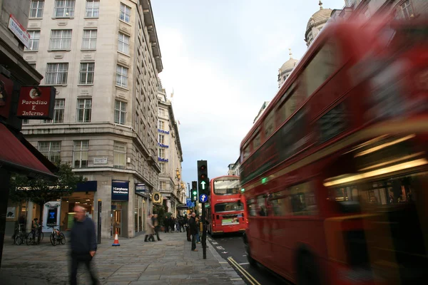 Londyn marszrutowy autobus głównego działa na nici — Zdjęcie stockowe