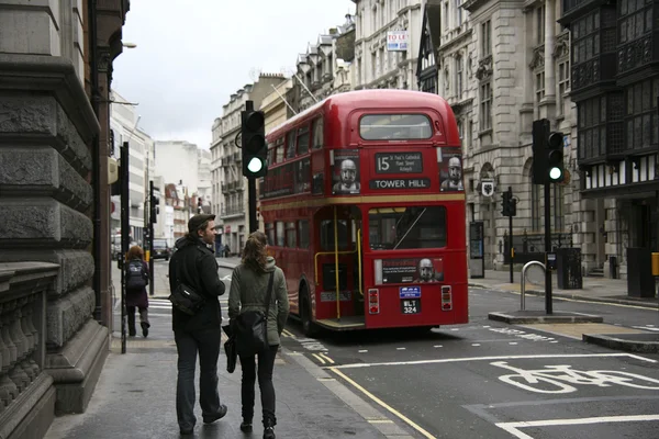 Couple Tourists and Route Master Bus — Stock Photo, Image