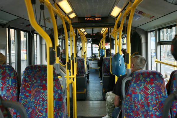 伦敦城市公共汽车的内部 — 图库照片