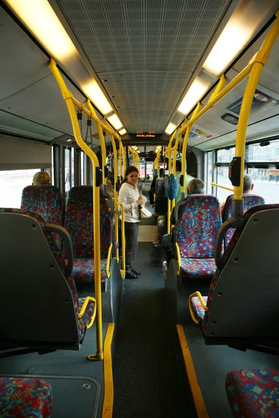 伦敦城市公共汽车的内部 — 图库照片