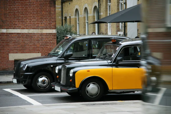 LONDON - MAY 8 : Taxi in the street of London on May 8, 2010 in — 图库照片