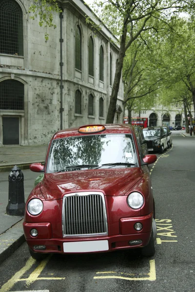LONDON - MAY 8 : Taxi in the street of London on May 8, 2010 in — Stock Photo, Image