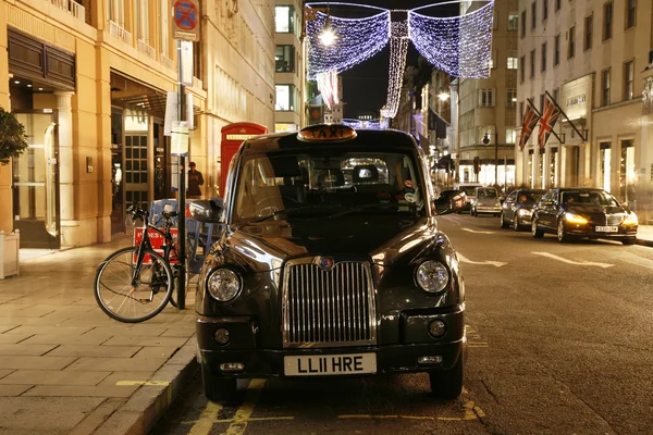 Taxi dans la rue Bond — Photo