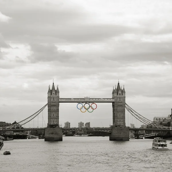 타워 브리지에 올림픽 반지 — 스톡 사진