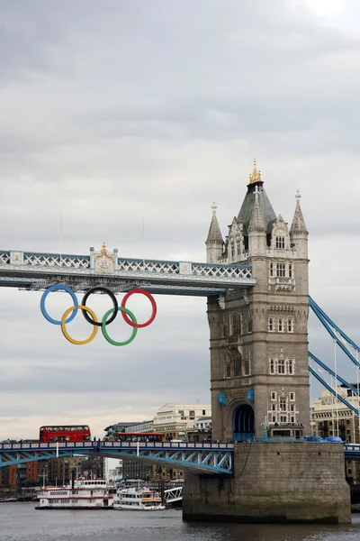 Olympische ringen op tower bridge — Stockfoto