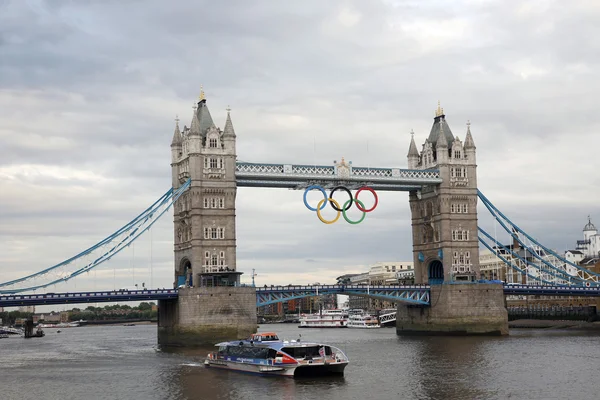 Олімпійський кільця на Тауерський міст — стокове фото