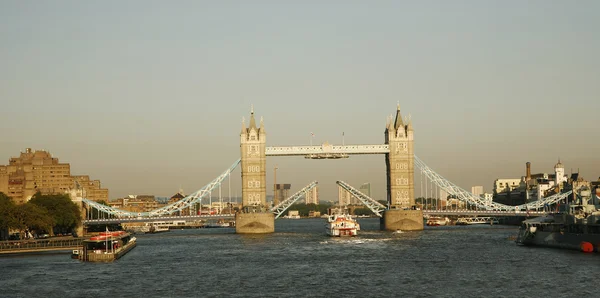 Most wieżowy — Zdjęcie stockowe