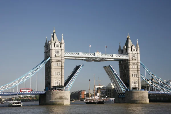Tower Bridge, erguida . — Fotografia de Stock