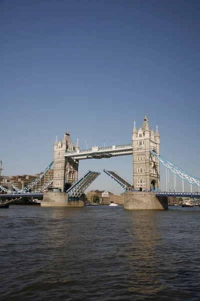 Tower bridge, opgeheven. — Stockfoto