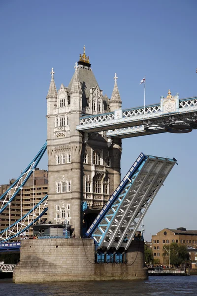 Tower Bridge, sollevata . — Foto Stock