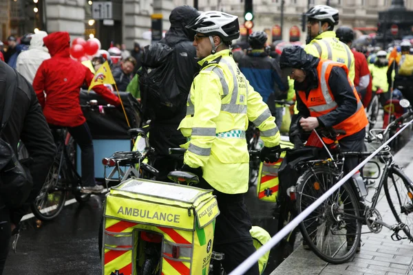 St john krankenwagen helfer bei der großen fahrt, london cycling campaign. — Stockfoto