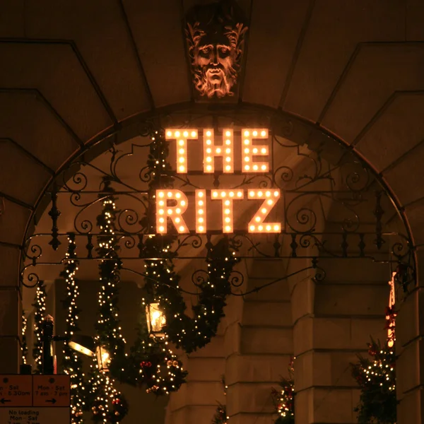 Ночью вывеска отеля "Ритц" с рождественскими украшениями — стоковое фото
