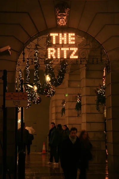 El cartel del hotel Ritz con decoración navideña por la noche — Foto de Stock