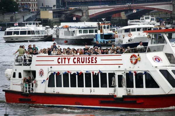 London City круїзи екскурсія човен — стокове фото