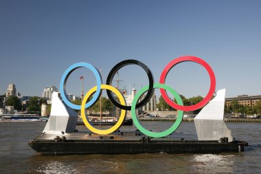 thames Nehri üzerinde Olimpiyat halkaları