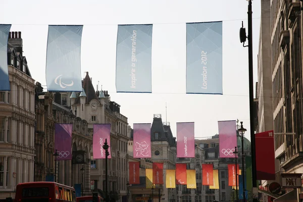 Londres vista de rua com bandeiras olímpicas — Fotografia de Stock