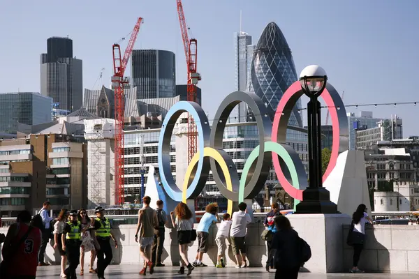 Olympic rings on the North Bank of the Thames River — Stock Photo, Image