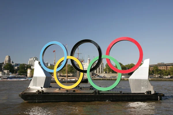 Olympic rings on Thames River — Stock Photo, Image