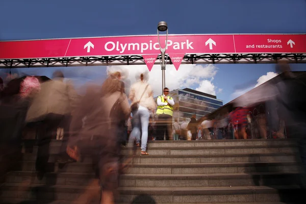 Зрители идут в Олимпийский парк — стоковое фото