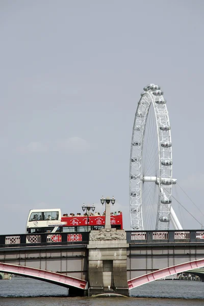 Open-top city tourbus, Londen — Stockfoto