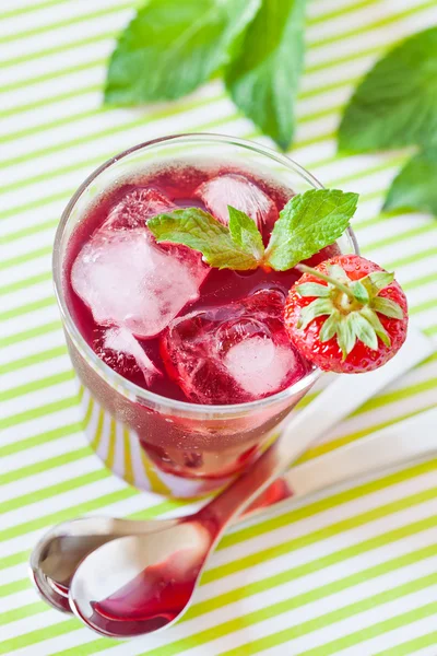 Berry kompot s čerstvé máty, ledu a jahody v gl — Stock fotografie