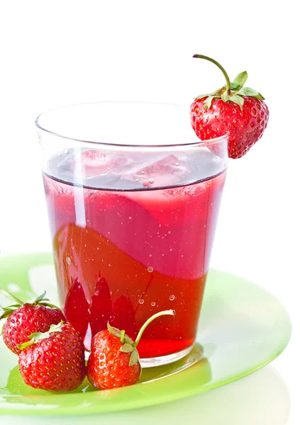 Berry kompot s čerstvými jahodami v izolované sklo — Stock fotografie