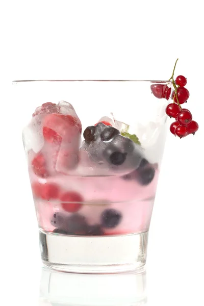 Letní studené nápoje s ledem a ovocem — Stock fotografie